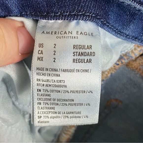 American Eagle | Medium Wash Distressed Curvy Hi Rise Jegging Size 2 - Picture 10 of 10